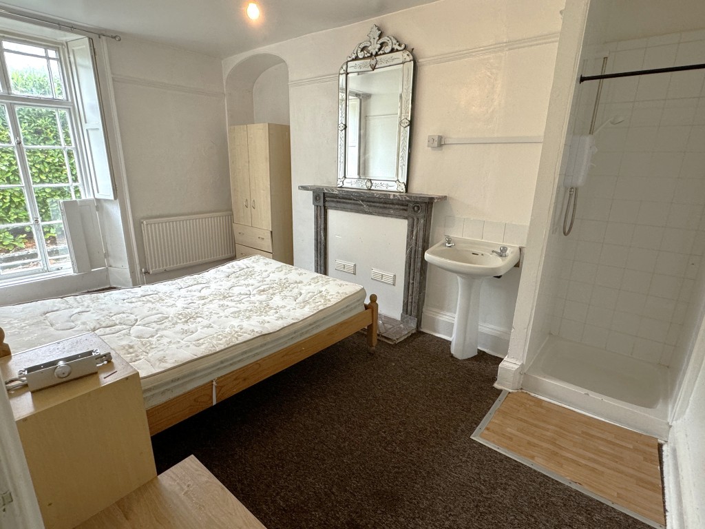 Lot: 199 - ELEVEN-UNIT LICENSED HMO IN CENTRAL LOCATION - Bedroom one